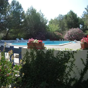 https://manade-cavallini-mas-de-pioch.fr-provencehotel.com
